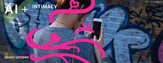 Bild einer jungen Person, die auf Ihre Smartphone schaut; eine gemalte pinke Girlande umschlingt sie