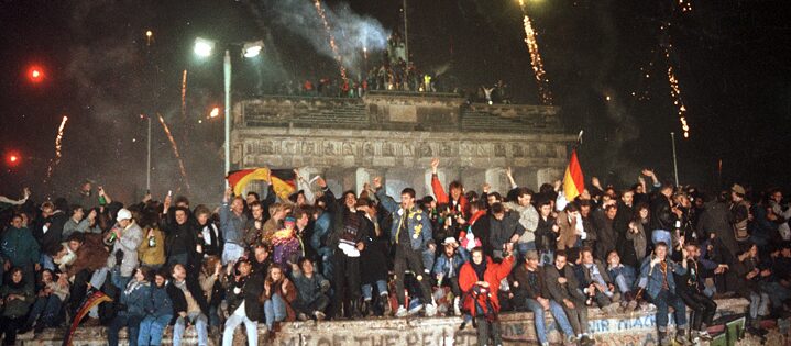 En noche vieja de 1989 varios cientos de miles de personas del Este y el Oeste celebraron en el Muro de Berlín en la Puerta de Brandenburgo.
