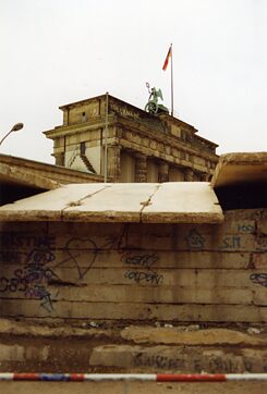 布蘭登堡門前的柏林圍牆。