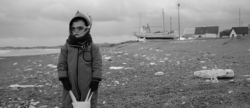 Poika yksin rannalla