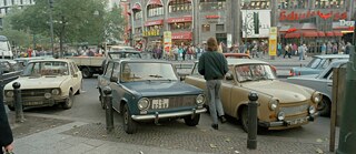 “Los alemanes del este no tuvieron que adaptarse al oeste, ellos querían”: El día después de la caída del Muro, miles de berlineses orientales acuden en masa al Kurfürstendamm, en Berlín Occidental (coches de Berlín Oriental en la Breitscheidplatz el 10 de noviembre de 1989).