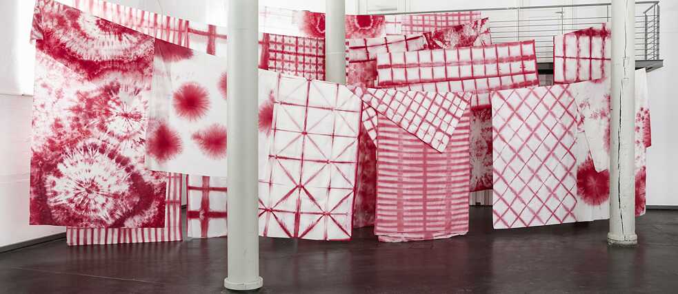 Hoda Tawakol, “Immaculate #20” (2019, fabric, dye, rope, 370 x 745 x 550 cm). 