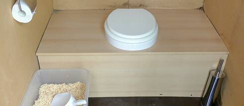 It may sound unmentionable, but it is actually a clean solution for a Tiny House or an allotment garden on the outskirts of a city. The compost principle, which is mainly used in rural areas, also works in this environmentally friendly toilet. Save water and money!