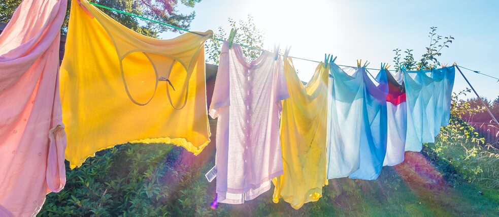 Drying laundry in the sun, watering the flowers with rainwater – this is how it works in the country, but even those who live in the city can use alternative energies, for example, with a solar dryer or their own rainwater system.