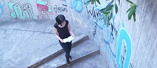 Lola Arias. Ways of walking with a book in your hand (1)