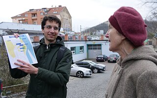 Der Architekt Jakub Nakládal (links) organisiert Spaziergänge auf denen er die Veränderungen der Stadt und deren Auswirkungen zeigt.