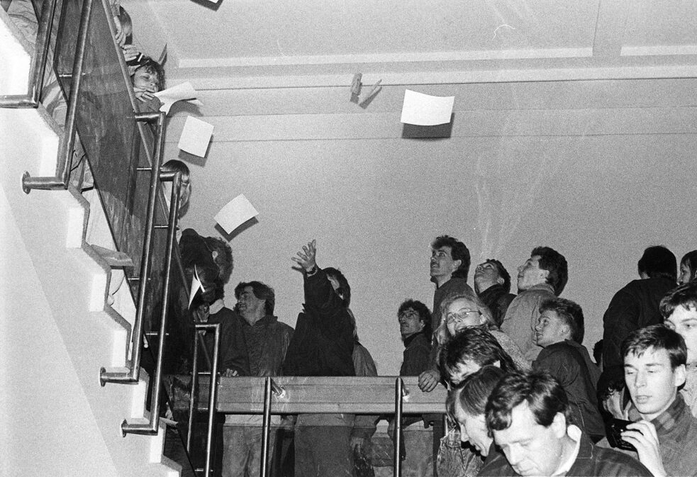 Una multitud irrumpe en la central de la Stasi 