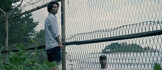 배우 나경민(왼쪽), 배우 플로리안 야르(오른쪽) – 울타리 경계 사이에서