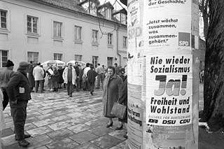 Campagna elettorale per le elezioni della Volkskammer: manifesti elettorali e stand dei partiti