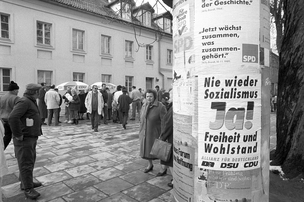 Campagne électorale pour l'élection de la Volkskammer de 1990 : affiches électorales et stands des partis