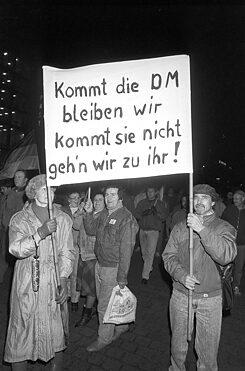 Mnohí občania NDR demonštrovali za menovú úniu.