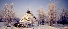 Kleine, kegelförmige Hütte im Schnee