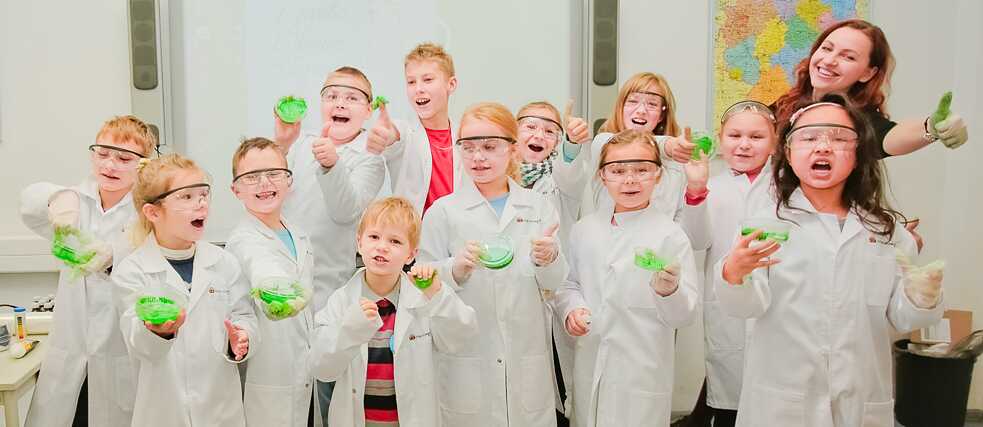 Kinder führen Chemie-Experimente durch