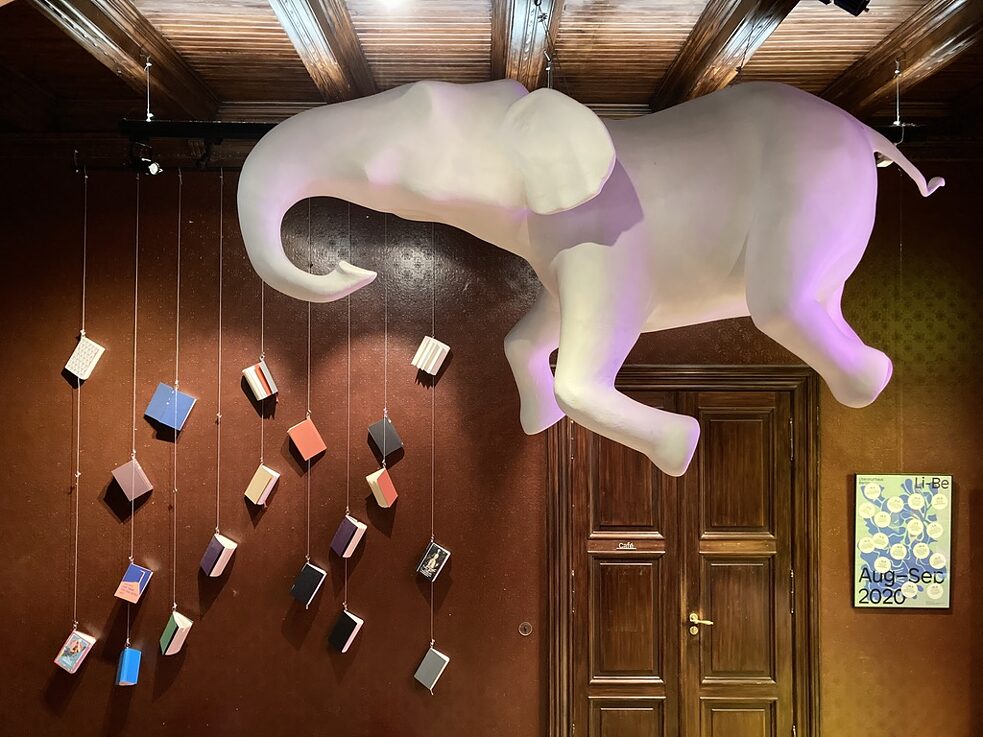 L'installazione di Marc Bausback all'ingresso della casa