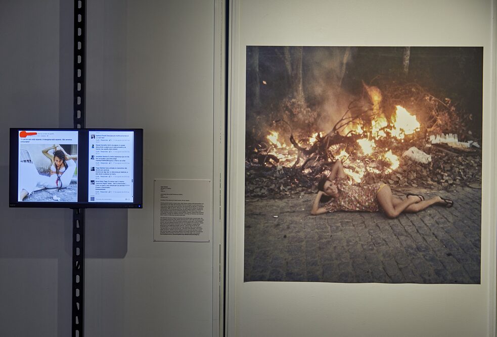 Aleta Valente. Exposición “Against, Again: Art Under Attack in Brazil” (De nuevo, contra: el arte bajo ataque en Brasil), Nueva York, 2020. Foto: Alex Korolkovas/ Cortesía de AnnexB. 