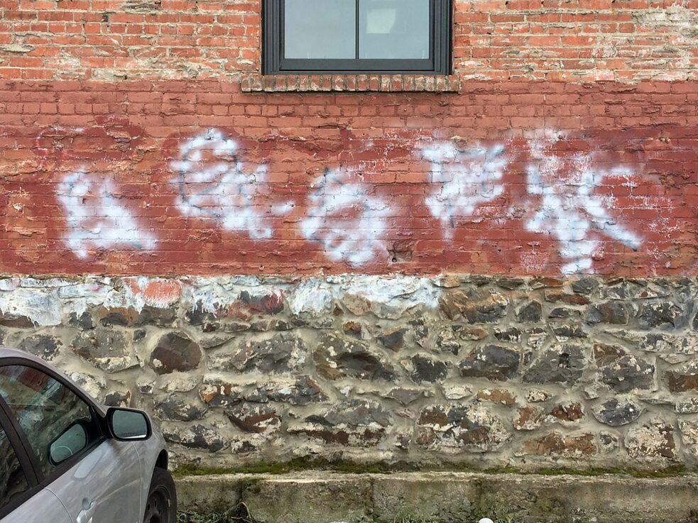 Garabatos apresurados para ocultar un tag: un ejemplo de borrado de grafitis fantasmal.