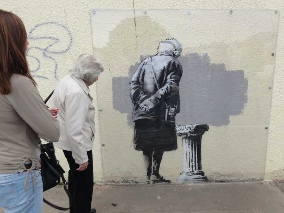 Arte callejero: Art Buff, de Banksy, en Folkestone, Kent, 2014. El título de la obra, Art Buff, es un juego de palabras burlón: un "art buff" es un apasionado del arte, y "buff" es "borrado de grafitis" en slang.