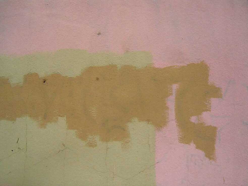 Die unbewusste Kunst der Graffiti-Entfernung: Ein konservativer Buff, der an ein abstraktes expressionistisches Gemälde erinnert.