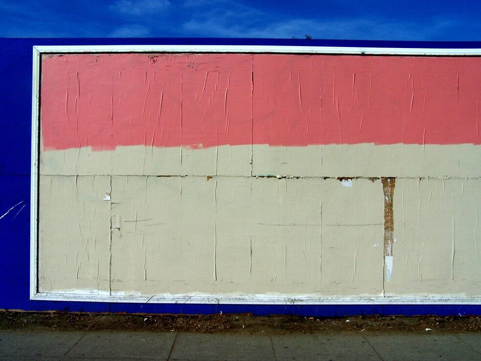 Die unbewusste Kunst der Graffiti-Entfernung: Ein konservativer Buff mit nicht übereinstimmenden Farben lässt unvorsätzlich ein minimalistischers Gemälde entstehen.