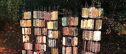 Mauer aus transparenten, authentischen Schriftfragmenten