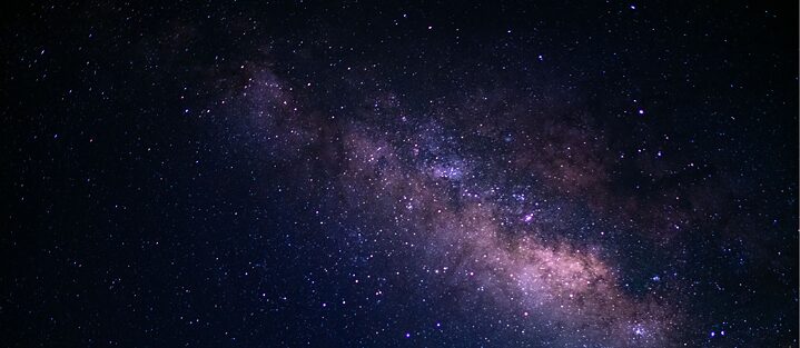 Eine Panorama Aufnahme der Milchstraße im Weltall.
