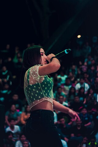 Queen © © QUEEN Queen