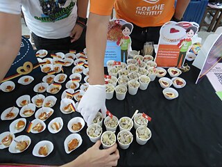 Currywurst aus Deutschland, Geschnetzeltes aus der Schweiz und Linzer Augen aus Österreich