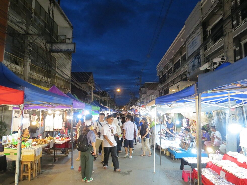 Direkt vor unserem Hostel in Chiang Mai gab es einen Straßenmarkt