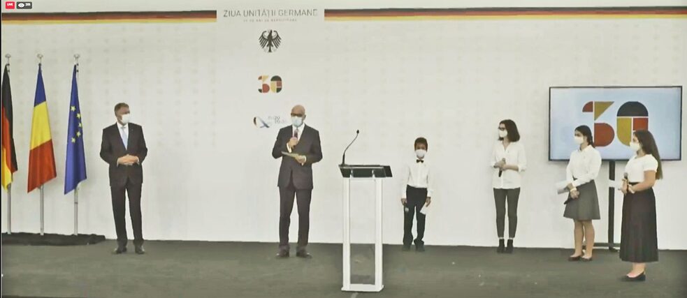 Staatspräsident Klaus Johannis und Botschafter Cord Meier-Klodt auf dem Podium mit rumänischen Earth Speakr*innen. 