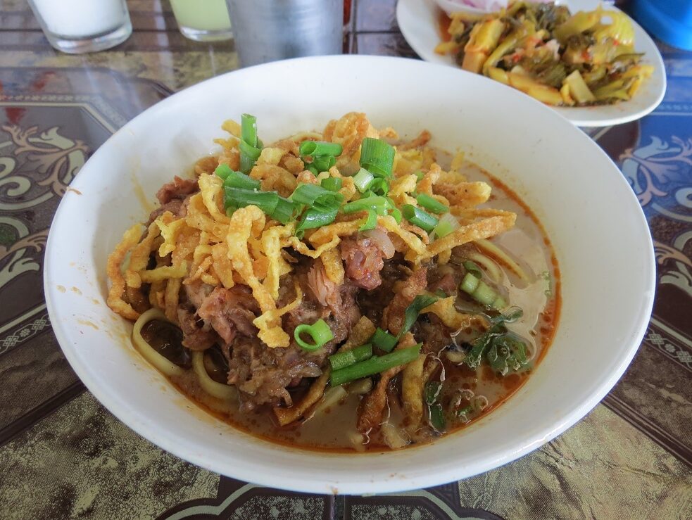 Khao Soi ist ein traditionelles Essen auch Nordthailand mit einem Hühnchencurry und gelben Nudeln