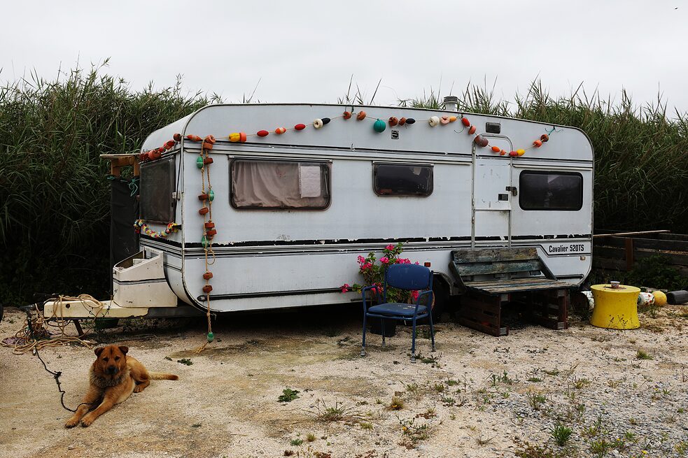 24H Europa, PORTUGAL: André Caetano, ein Surfer, lebt am Strand in seinem Wohnwagen.