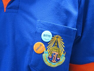 Goethe-Buttons auf der Schuluniform