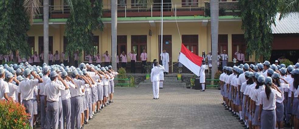 Flaggenzeremonie SMAK Frateran Maumere 
