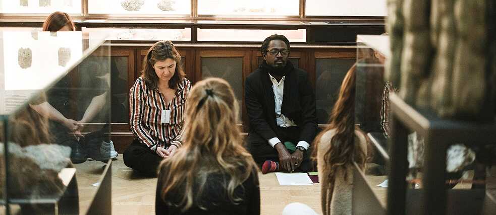 Performance “Healing the Museum” mit Grace Ndiritu im Afrika Museum Tervuren. 