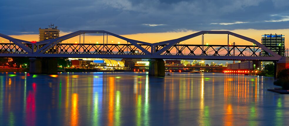 A friendly rivalry between neighbours: if you believe Mannheim residents, there is no point in crossing the bridge to Ludwigshafen. 