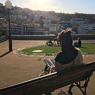 Lire au Jardim do Torel à Lissabon