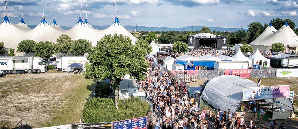 Es sind nicht die ganz großen Bands von heute, die hier vorbeikommen, sondern die ganz großen Bands von morgen: Das Maifeld Derby macht aus dem Maimarkt-Gelände drei Tage lang ein Musik-Entdecker*innen-Mekka.