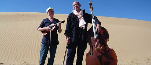 Les deux musiciens dans un désert, chacun avec son instrument. Gunda Gottschalk (violon), Peter Jacquemyn (contrebasse)