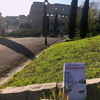 Avec une vue sur le Colisée de Rome, nous lisons sur Venise et d'autres époques. Notre façon de voyager malgré Corona. Fortement recommandé !