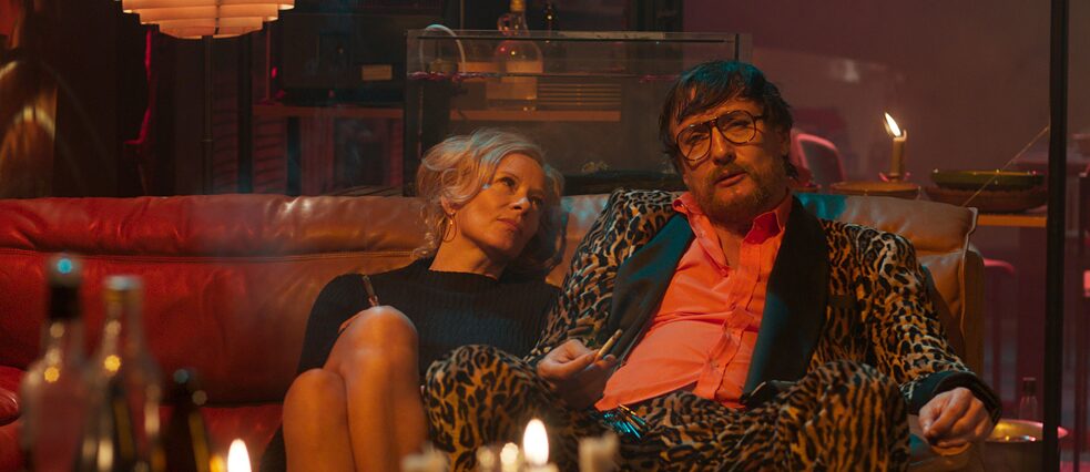 Naine ja mees istuvad diivanil