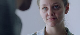 Noor naine vaatab ootusärevalt 