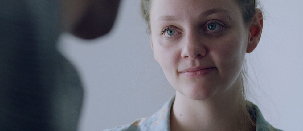 Noor naine vaatab ootusärevalt 