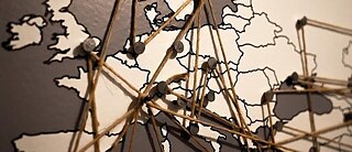 Europakarte mit vielen verstrickten Bändern zwischen den Ländern