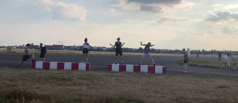 Menschen tanzen auf dem Tempelhofer Feld