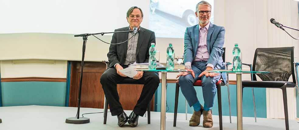 Roky v zoo. Autorské čtení Durse Grünbeina (vpravo) v Goethe-Institutu. Listopad 2017