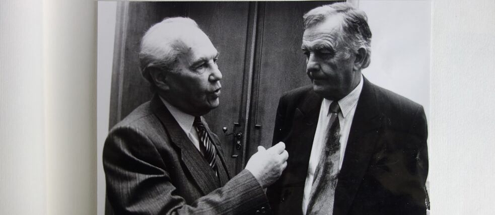 Profesoři Eudard Goldstücker (vlevo) a Kurt Krolop v Goethe-Institutu, rok 1993