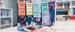 Bücher von Václav Havel in der Bibliothek des Goethe-Instituts in Prag