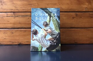 <b>O fim da solidão, de Benedict Wells</b><br>Edições Asa, 2019. Tradução de Paulo Rêgo<br><br>Vencedor do Prémio de Literatura da União Europeia, e inspirado em factos da vida do autor Benedict Wells, <i>O Fim da Solidão</i> (Vom Ende der Einsamkeit) centra-se na história de três irmãos que perdem os pais num acidente, vivendo a dor de forma diferente e que com o tempo acabam por se afastar. É contada na perspetiva do mais novo e daquele que mais se isola, mergulhado nas suas memórias, Jules.