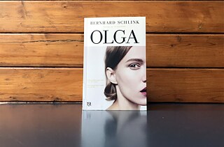 <b>Olga, de Bernhard Schlink</b><br>Edições Asa, 2019. Tradução de Paulo Rêgo<br><br>Bernhard Schlink demonstra em <i>Olga</i> como o peso da ambição desmedida de uma nação com a colonização, pode sacrificar o destino individual (de Olga e Herbert, personagens principais da obra).