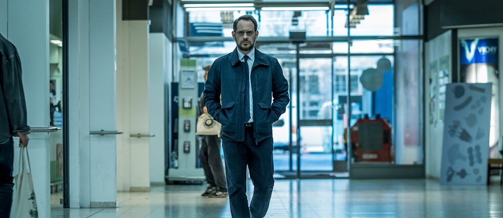 Mees kõnnib kaubanduskeskuses